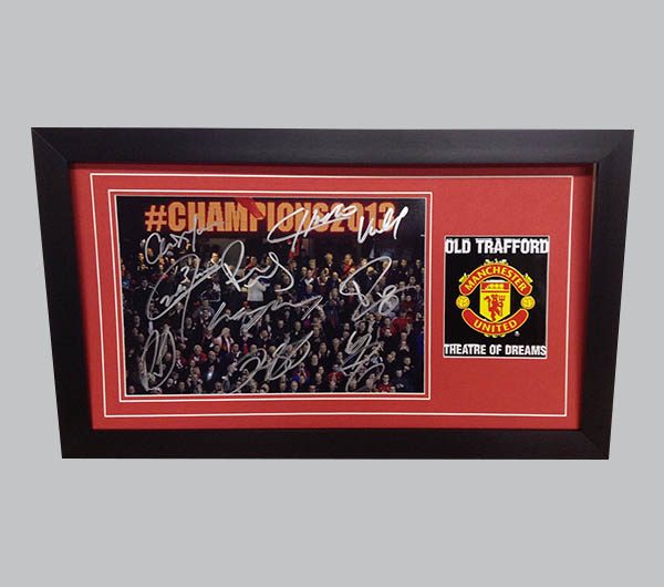 Man Utd Multi-Player Signed Colour Photo + Colour Photo